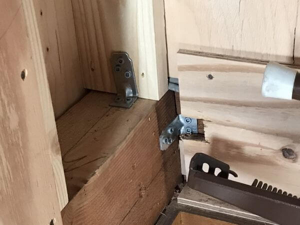 耐震の写真　鋼製火打ち