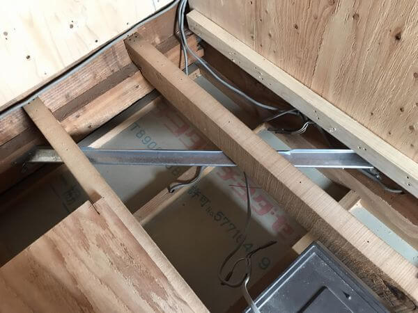 耐震の写真　鋼製火打ち